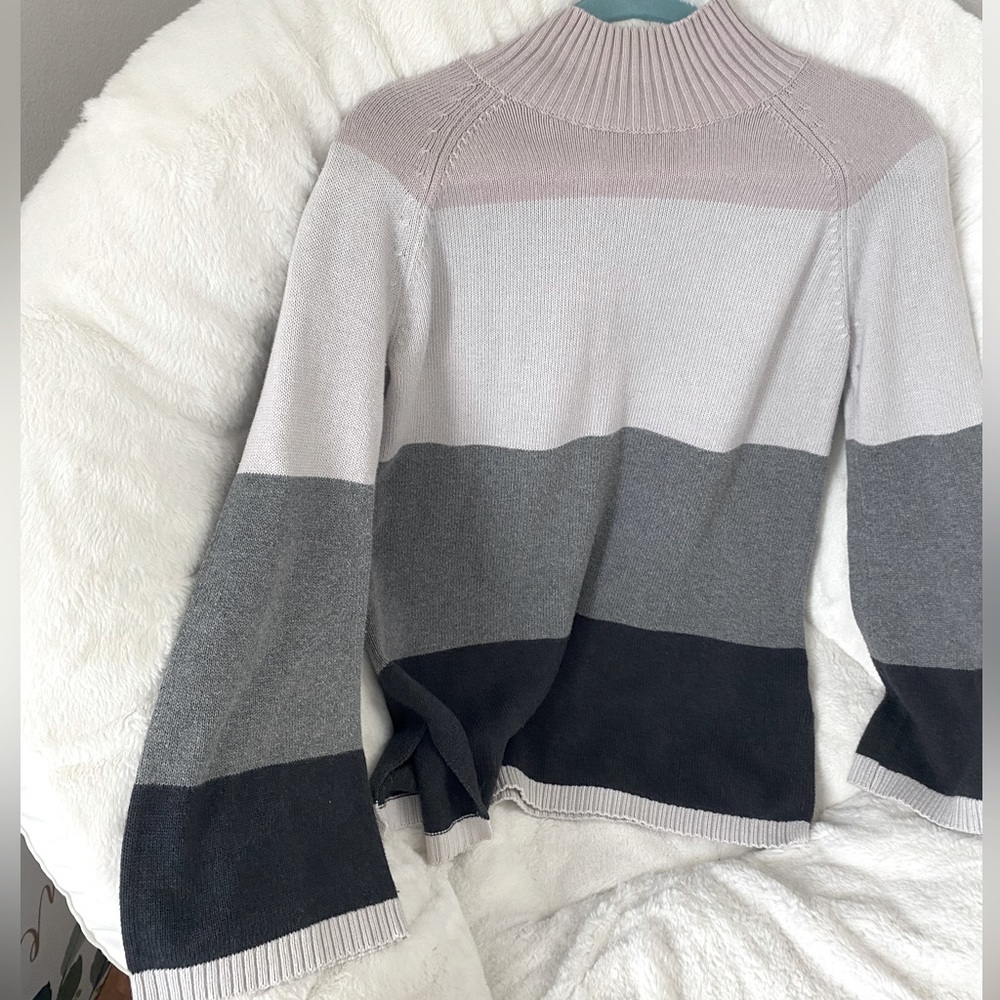 Bell Sleeve Sweater 🤍
(Charter Club - Pink, White & Grey - Small)